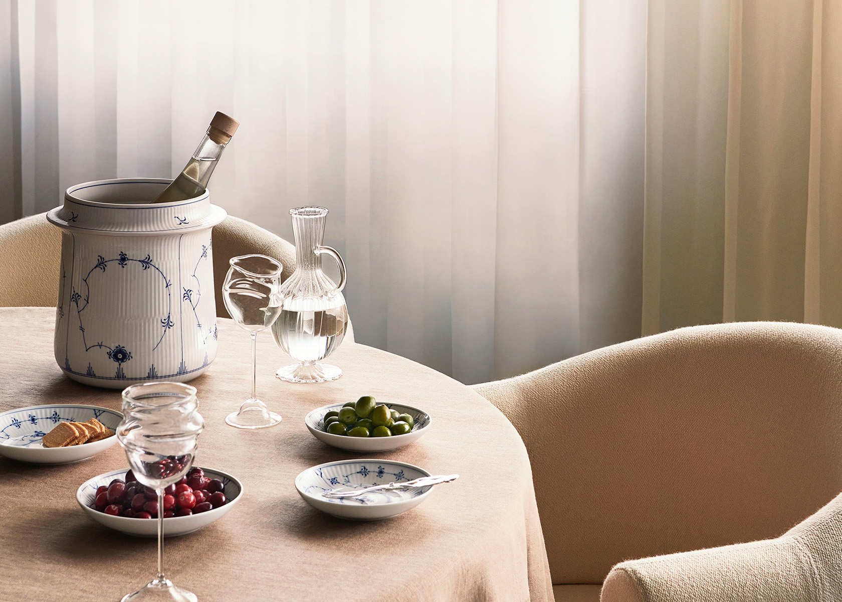 Vinkøler i Musselmalet Riflet fra Royal Copenhagen på elegant dækket bord